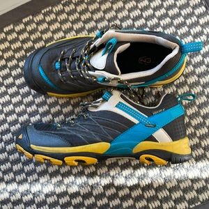 KEEN “Dry” waterproof shoes size 7